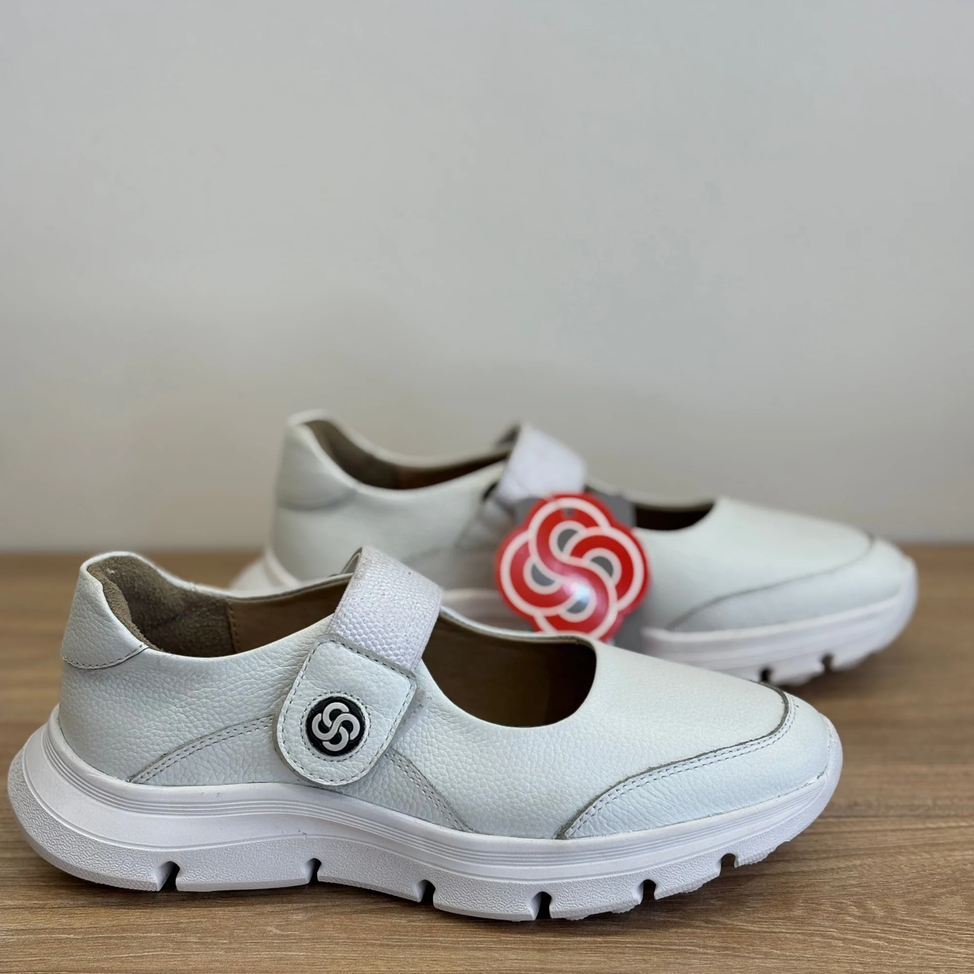 کفش اسپورت زنانه 24 12