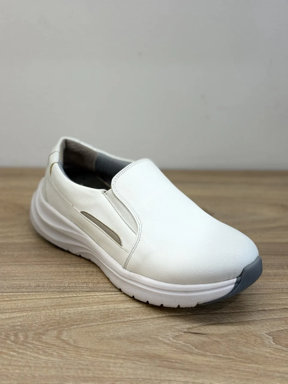 کفش اسپورت زنانه 20 photo 7 2025 09 26 02 03 19