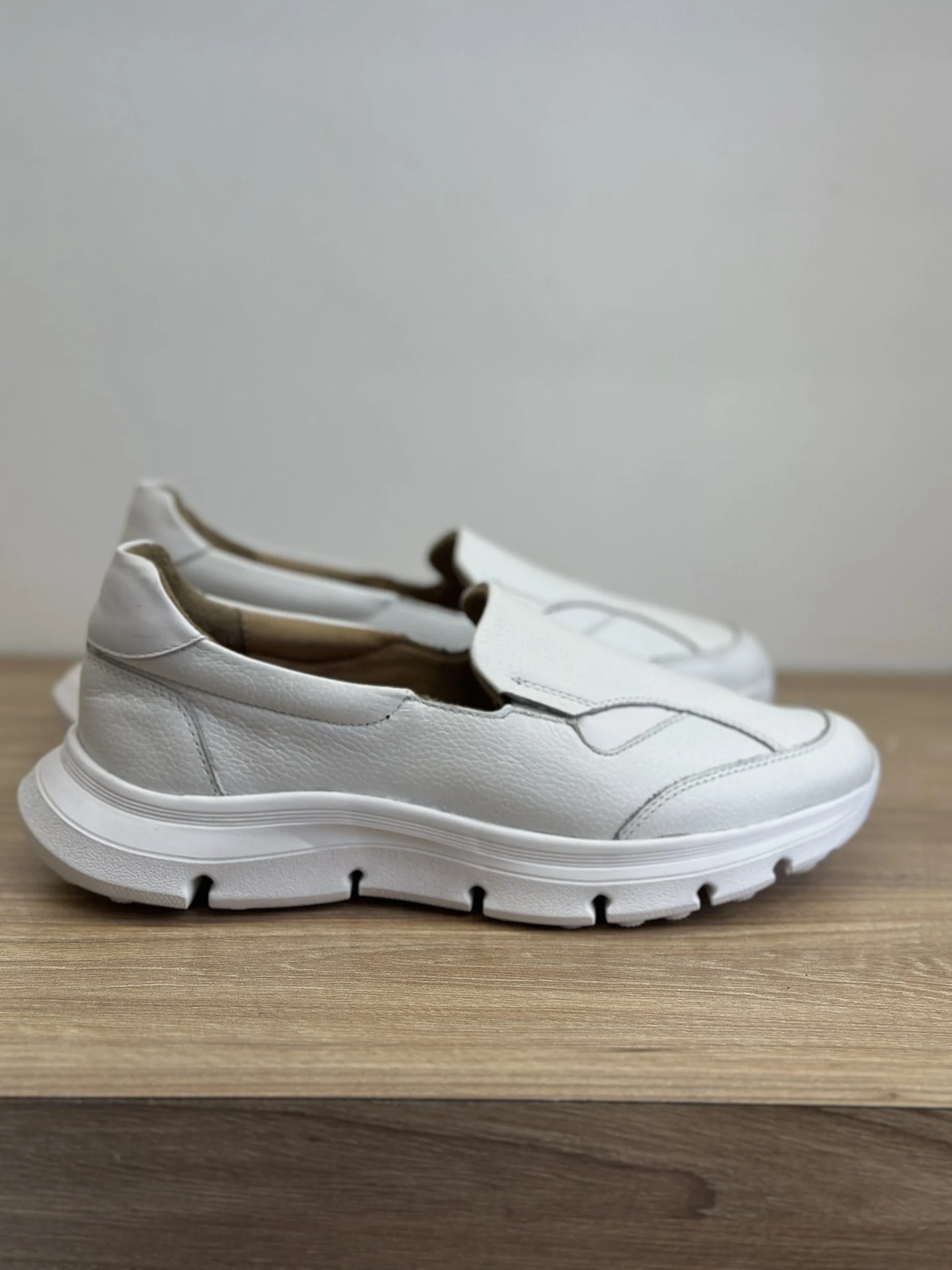 کفش اسپورت زنانه 4 IMG 3430 scaled