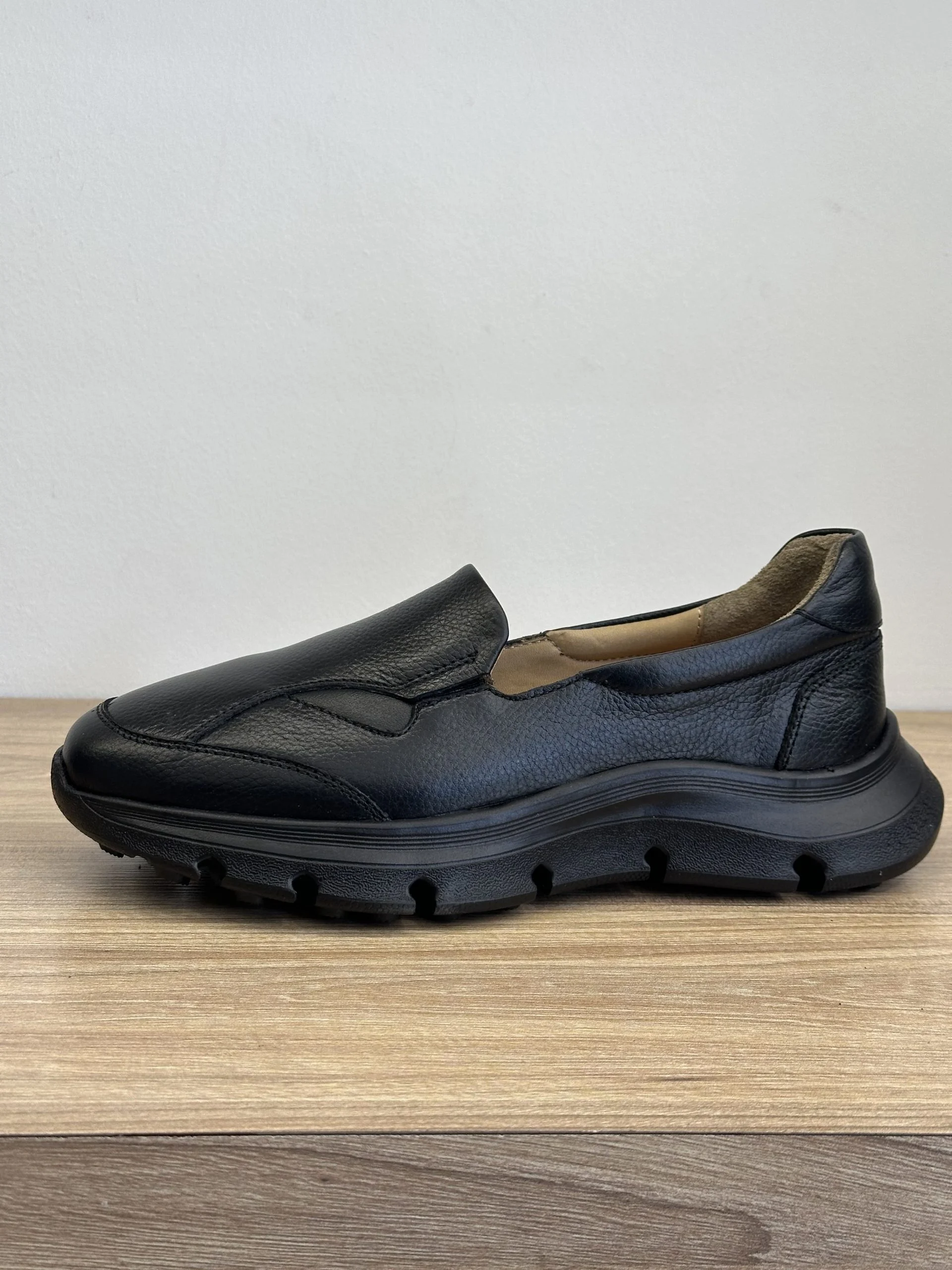 کفش اسپورت زنانه 2 IMG 3443 scaled